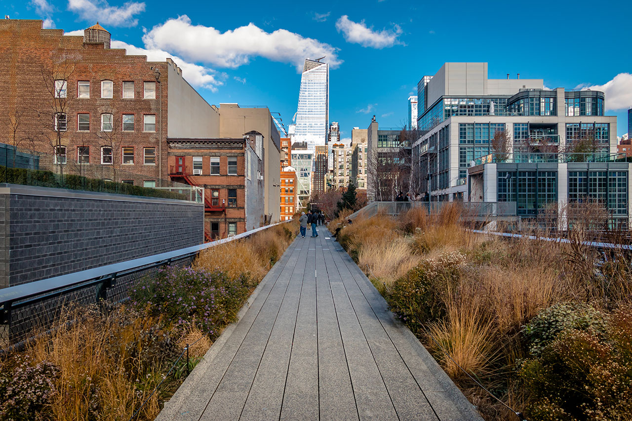 Die High Line: eine eisenbahnlinie, die in einen stadtpark verwandelt wurde